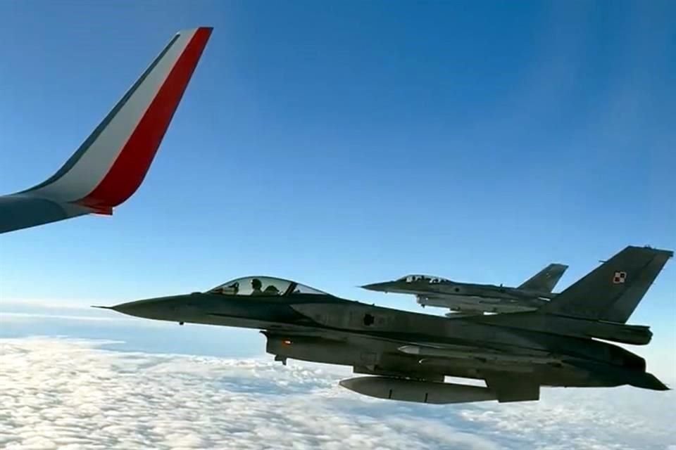 Dos aviones cazabombarderos F-16 del ejército fueron los encargados de resguardar a los polacos.