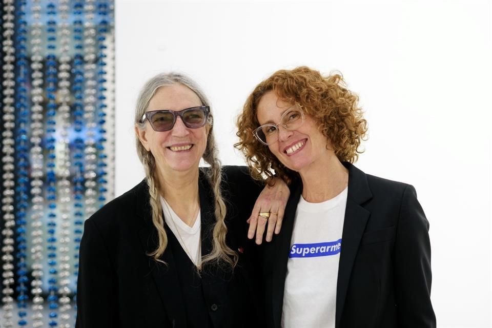 A la apertura también asistió Patti Smith, aquí con Manzutto.