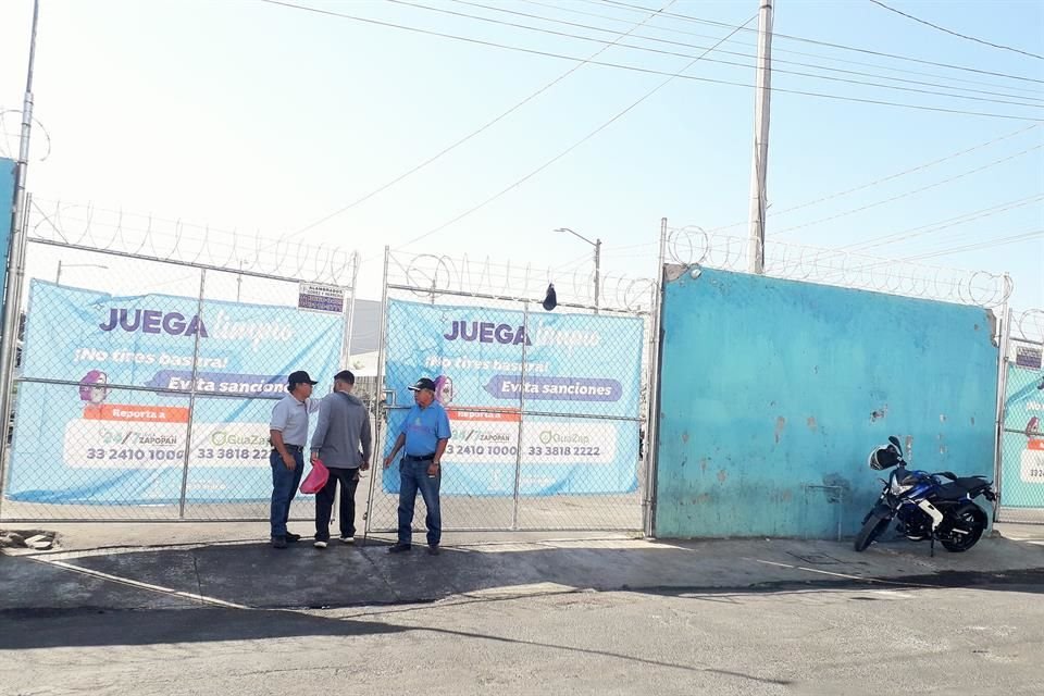 Exterior del estacionamiento para camiones recolectores de la basura instalado en Avenida Prolongación El Colli, el cual vecinos solicitan su retiro para construir un área verde.