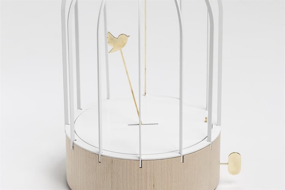 Los relojes tipo cucú y de mesa se presentan en opciones minimalistas.