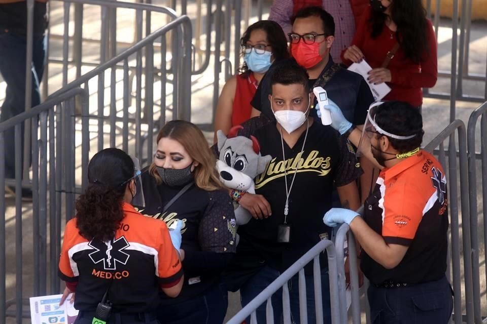 Después de muchos, muchos meses de ausencia, los aficionados del beibol están de regreso en el Harp Helú para ver a sus Diablos Rojos.