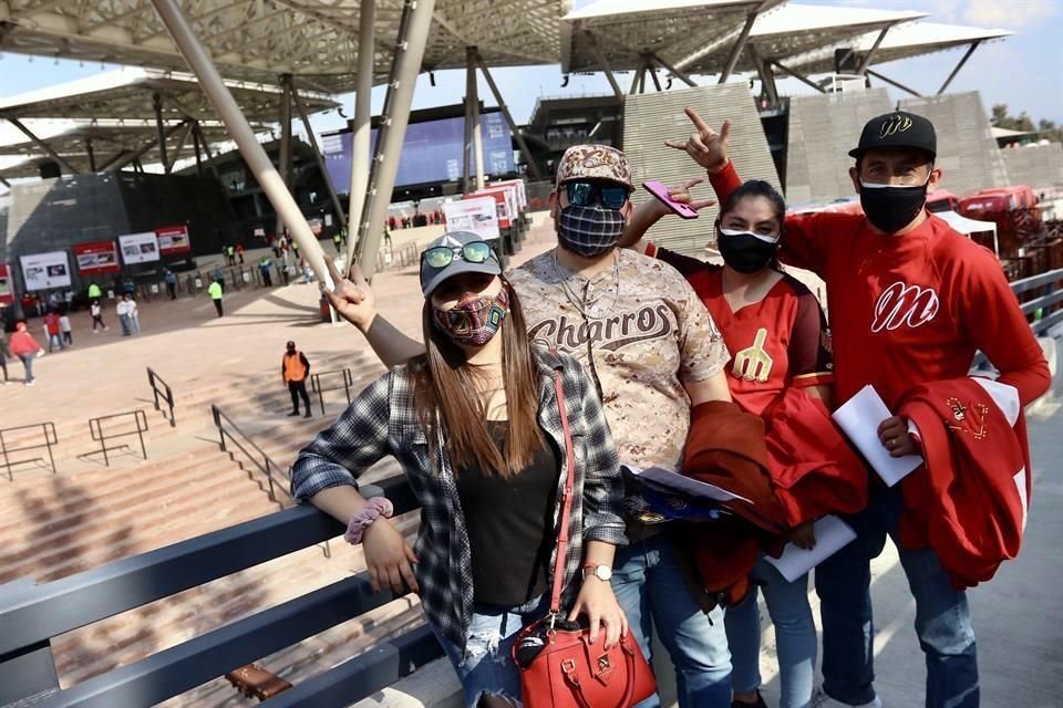 Después de muchos, muchos meses de ausencia, los aficionados del beibol están de regreso en el Harp Helú para ver a sus Diablos Rojos.