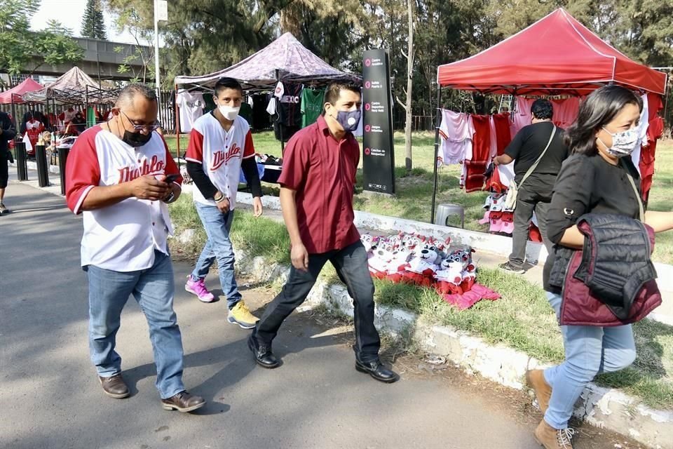 Después de muchos, muchos meses de ausencia, los aficionados del beibol están de regreso en el Harp Helú para ver a sus Diablos Rojos.