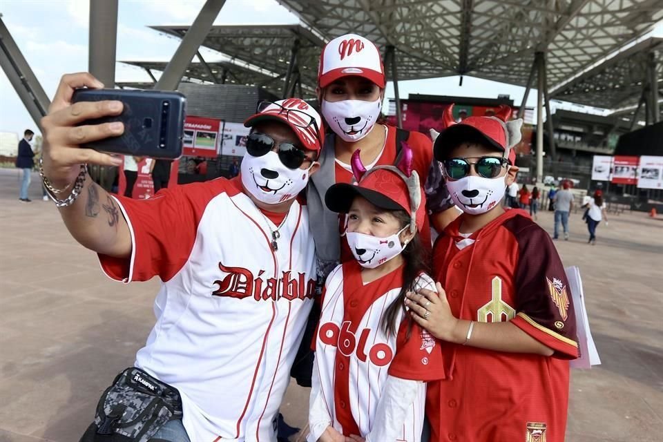 Después de muchos, muchos meses de ausencia, los aficionados del beibol están de regreso en el Harp Helú para ver a sus Diablos Rojos.