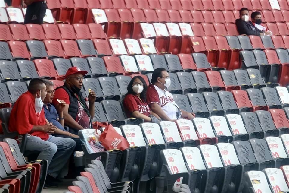 Después de muchos, muchos meses de ausencia, los aficionados del beibol están de regreso en el Harp Helú para ver a sus Diablos Rojos.