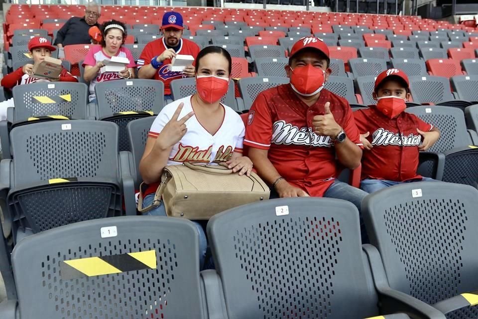 Después de muchos, muchos meses de ausencia, los aficionados del beibol están de regreso en el Harp Helú para ver a sus Diablos Rojos.
