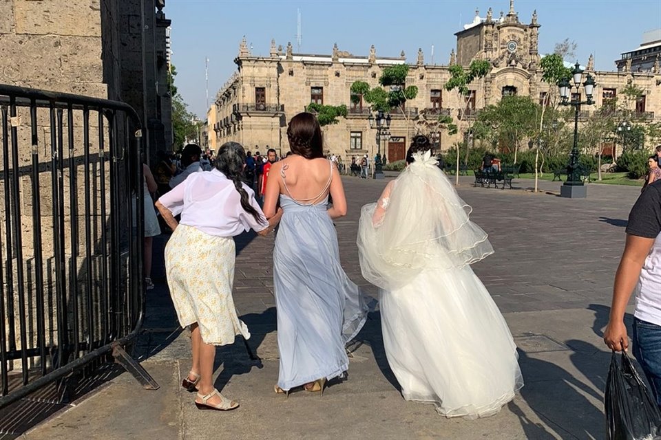 La novia tuvo que rodear la Catedral para poder ingresar a su propia boda por las restricciones de personal de seguridad.