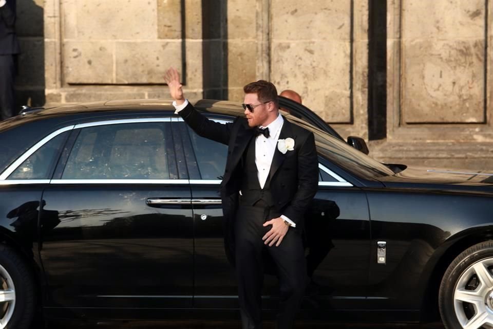 Al momento de bajar del lujoso vehículo, 'Canelo' Álvarez causó gritos y porras entre sus fanáticos.