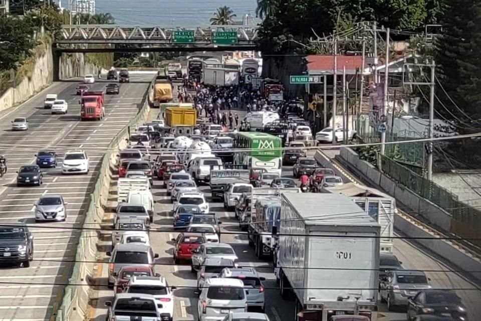 Maestros de CETEG bloquean Paso Exprés de Cuernavaca.