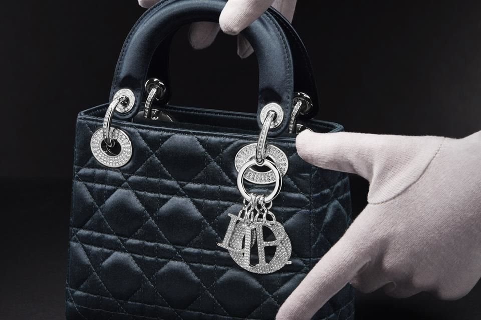 Lady Dior, uno de los bolsos preferidos de Lady Diana ha sido reinventado artesanalmente por Dior y tendrá una edición limitada.