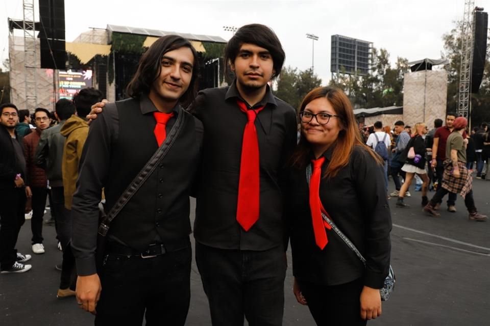 Ambiente y público asistente al primer día del Corona Capital en el Autódromo Hermanos Rodríguez de la Ciudad de México.