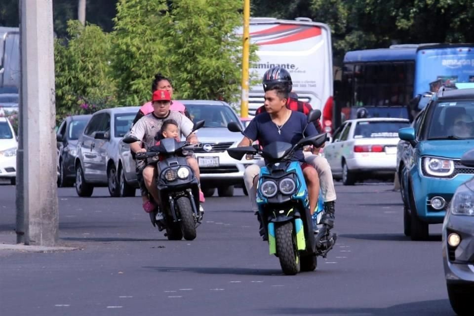 Y como ejemplo, una estampa en Camino Real a Toluca. Uno sin caso y el otro ¡hasta con un niño!