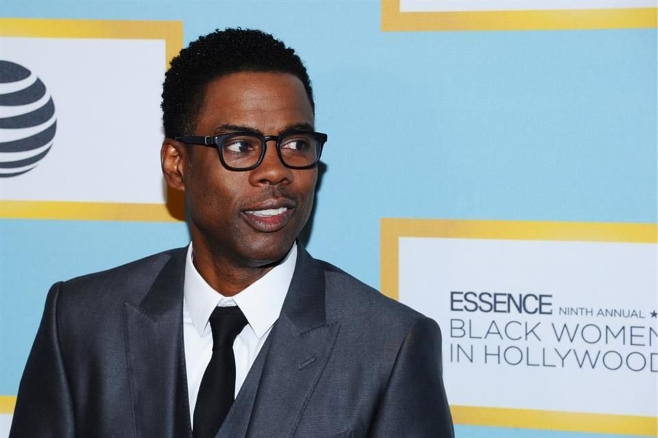 Chris Rock volvió al Dolby Theatre, sitio donde fue abofeteado por Will Smith en la ceremonia de los Óscar; no dudó en bromear al respecto.