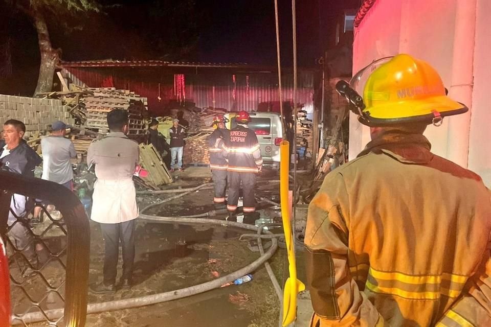 El incendio de la bodega ocurrió a las 3:00 horas de este sábado, en la finca localizada en la Calle 20 de Enero y la Calle San Francisco.