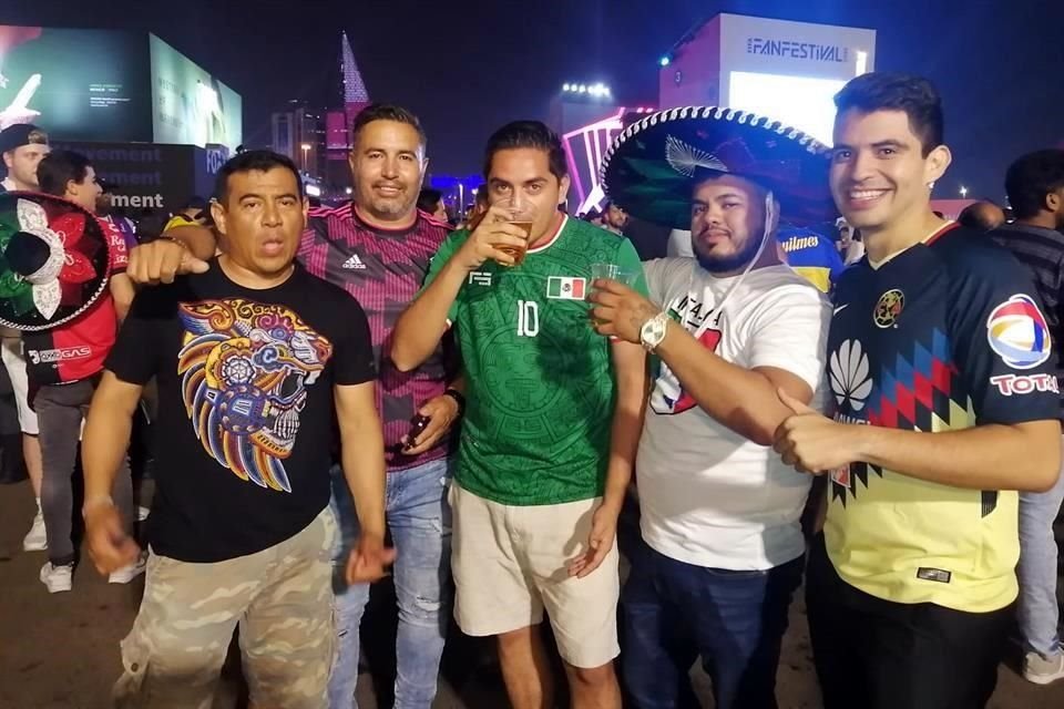 Los aficionados mexicanos siguen protagonizando la fiesta en Copas del Mundo.