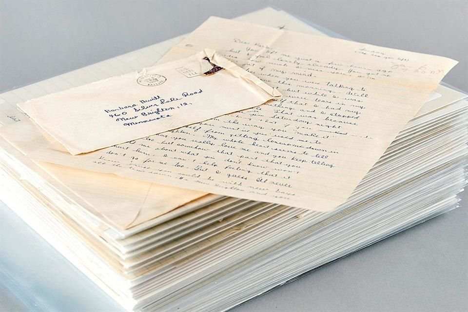 En una subasta, vendieron la colección de cartas de amor que Bob Dylan escribió a una novia, fue adquirida por casi 670 mil dólares.