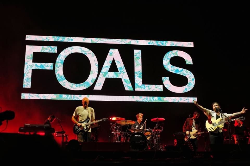 Las agrupaciones Foals, Spoon e Ibeyi 'encendieron' a sus fans en el segundo día del Corona Capital; no se inmutaron ante la lluvia.