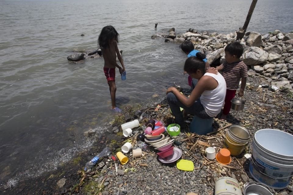 Familias de escasos recursos viven en las orillas de ríos o arroyos contaminados, y usan esa agua para lavar o bañarse; como en el caso de En San Pedro Itzican en la Ribera de Chapala.