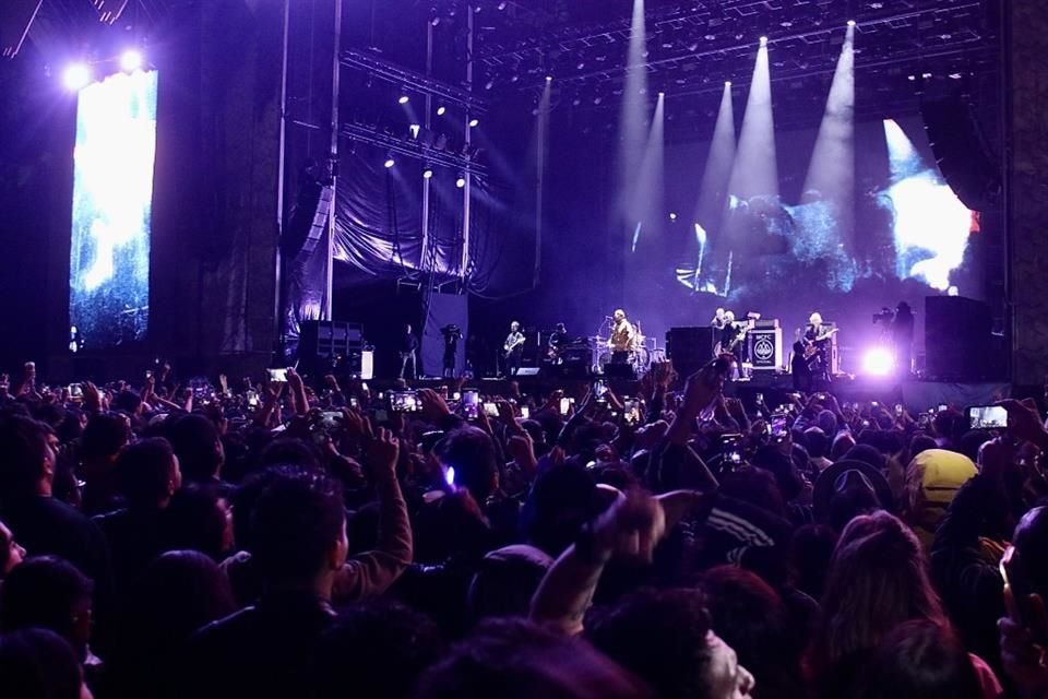 Fans disfrutan de la presentación Liam Gallagher.