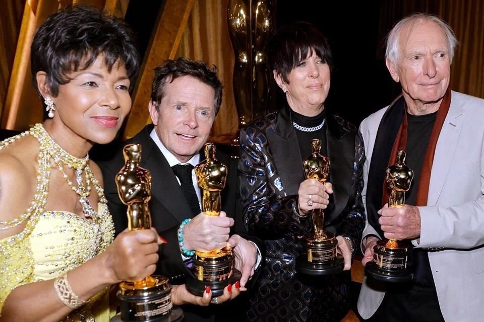 Euzhan Palcy, Michael J. Fox, Diane Warren y Peter Weir posan durante la ceremonia de los Governors Awards.