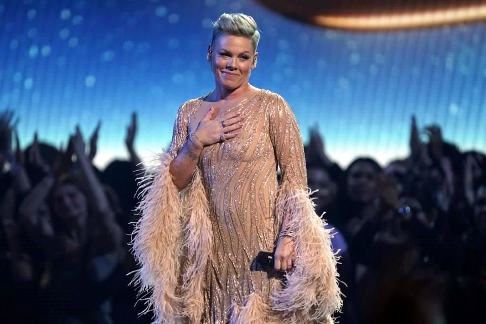 La cantante Olivia Newton- John fue homenajeada en los American Music Awards después de que falleciera en agosto.