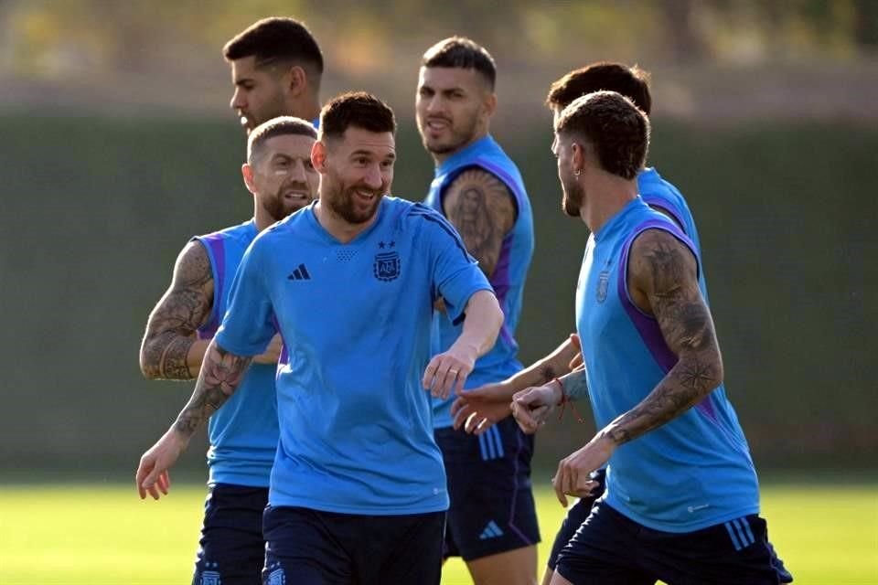 Messi sonrió y bromeó en práctica de Argentina previa a su debut en el Mundial.