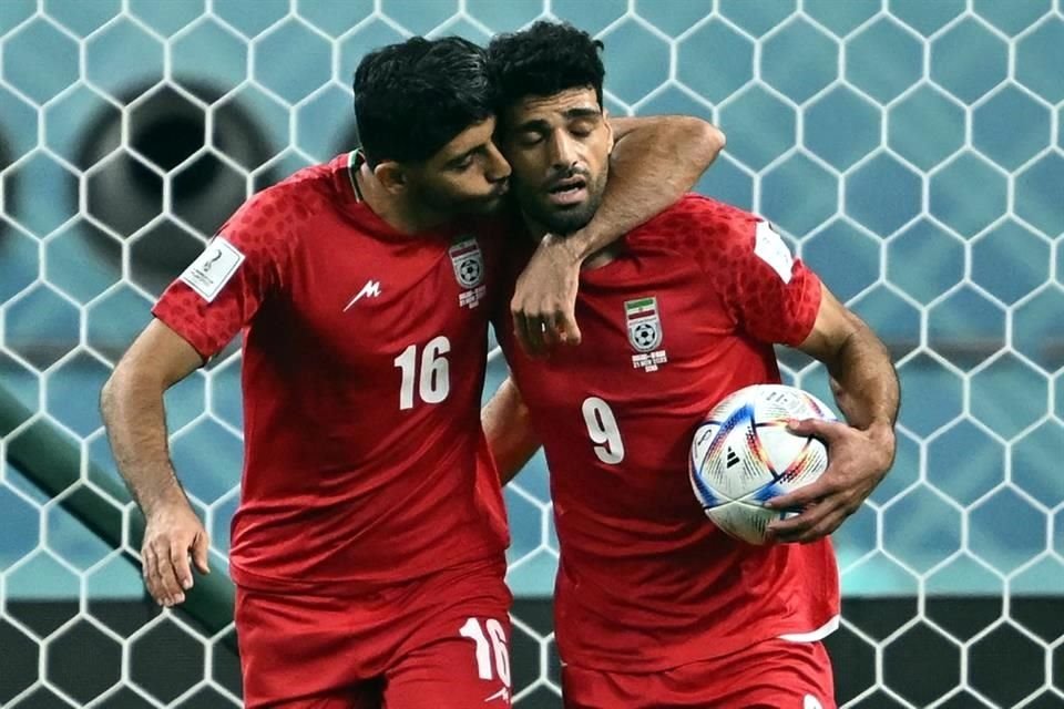 Mehdi Taremi (9) anotó el gol de la honra para la Selección de Irán.