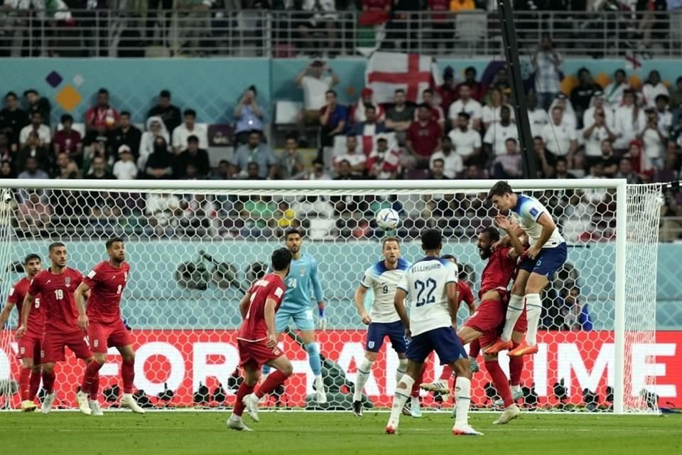 El central John Stones se levanta en el área iraní conectando el esférico con la cabeza.