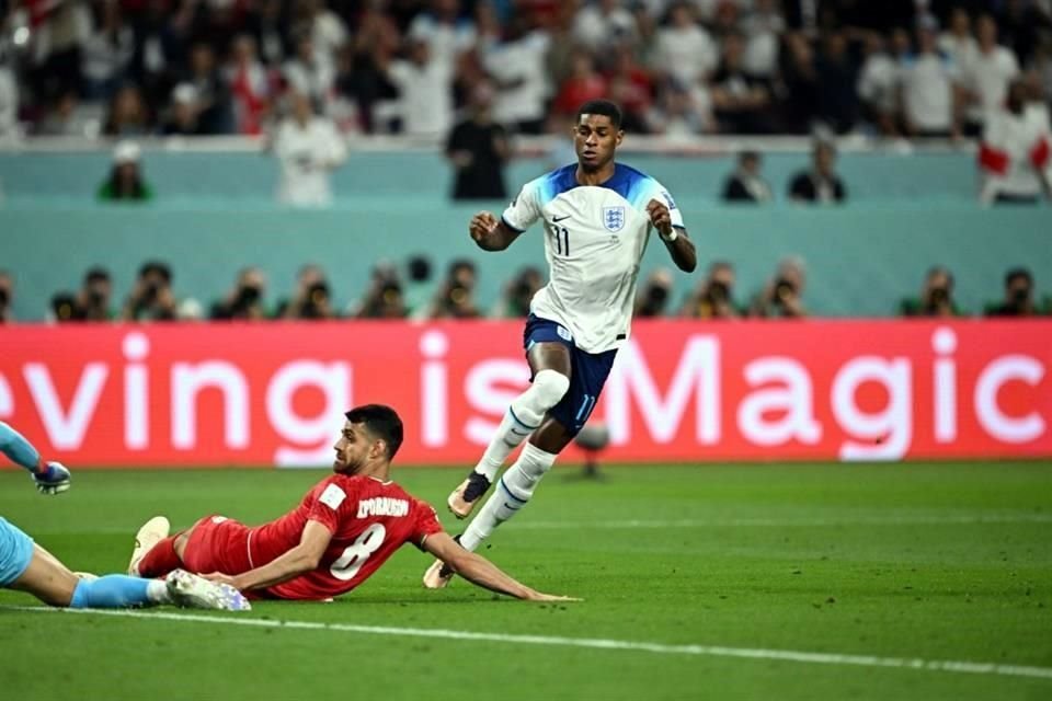 Marcus Rashford tenía apenas unos minutos en la cancha cuando, tras quebrar a un defensor, disparó cruzado para poner el 5-1.