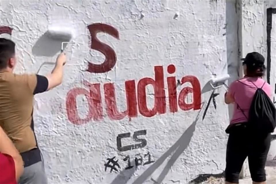 En diversos videos difundidos por los activistas, se acusa a quienes impulsan a las llamadas 'corcholatas' de que ni siquiera piden permiso a los propietarios de las bardas para pintar.