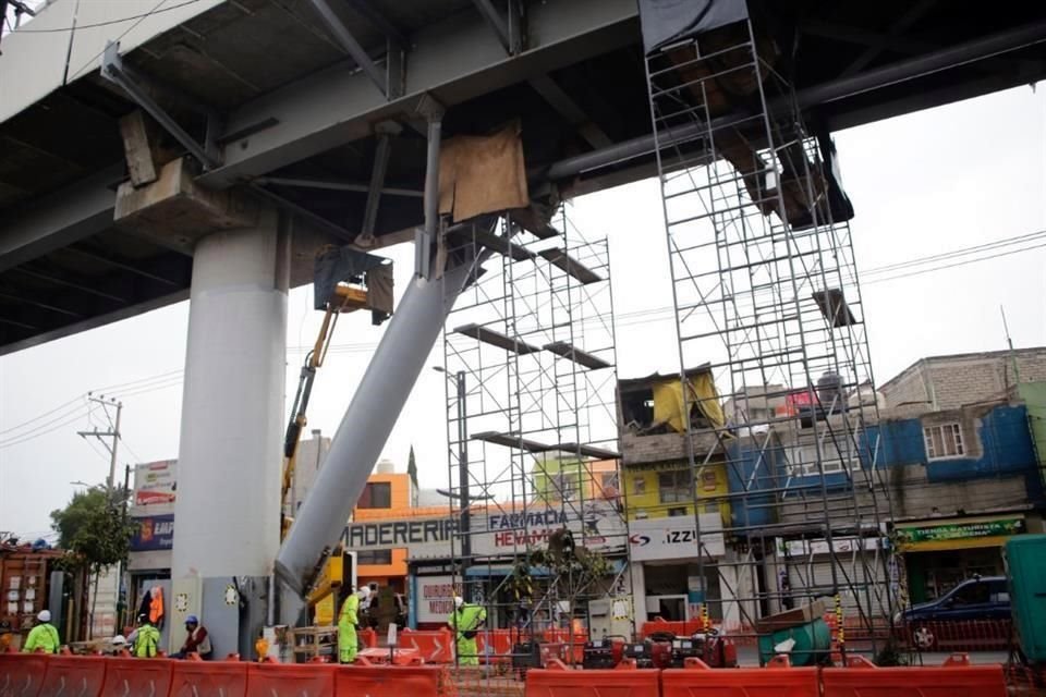 Vecinos de Tláhuac señalan que las obras de reforzamiento de la Línea 12 del Metro avanzan con lentitud y 'no tienen para cuándo terminar'.