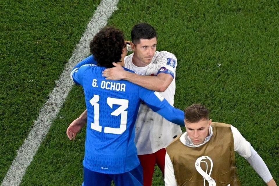 Al final, Guillermo Ochoa  recibió la felicitación de Robert Lewandowski.