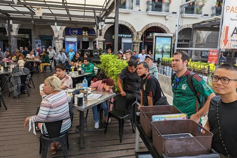 Aficionados disfrutan del Partido Mexico vs Polonia en el Mundial de Qatar 2022, desde el Centro Histórico de Guadalajara.
