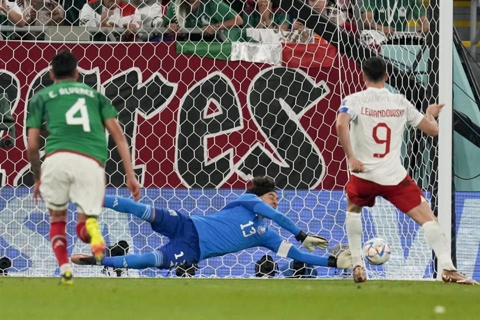 Guillermo Ochoa detuvo el tiro penal de Robert Lewandowski.