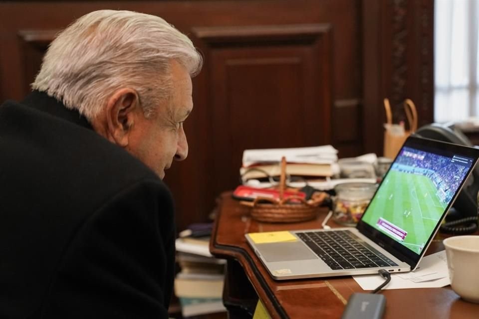 El Presidente siguió el juego a través de una computadora.