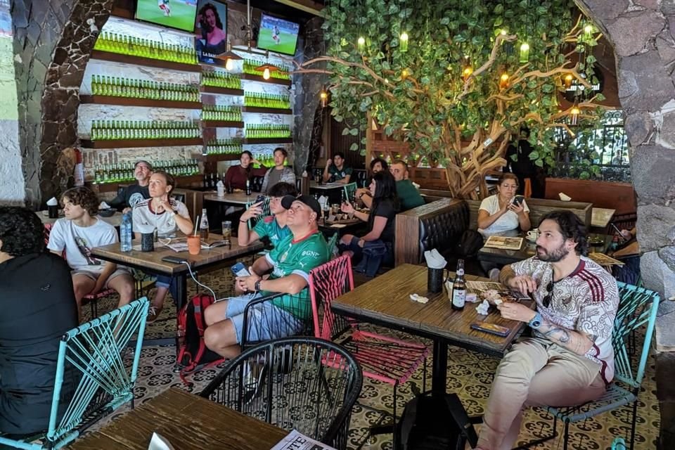 La hinchada aprovechó el horario para desayunar y convivir.