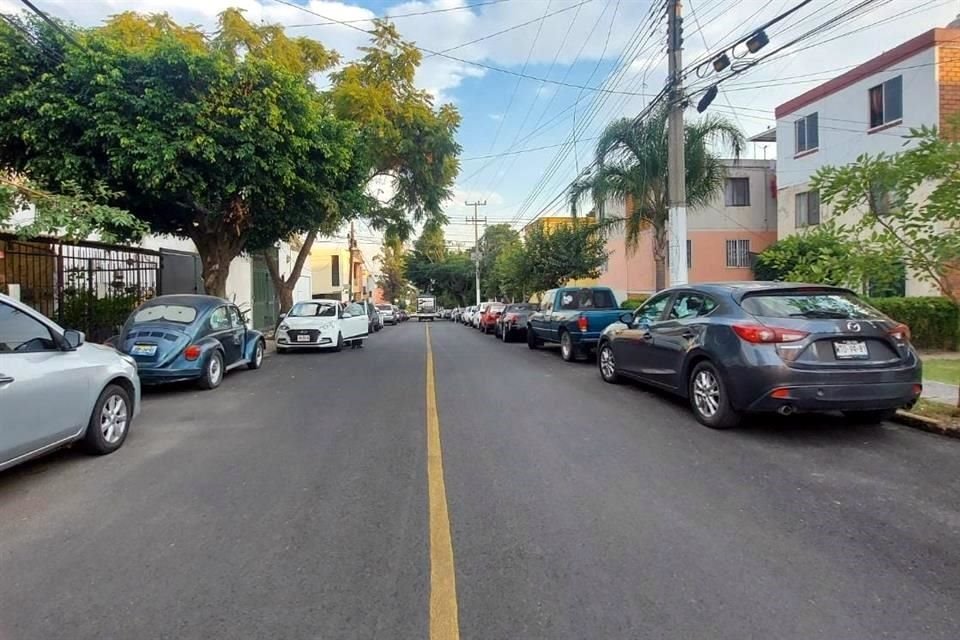 En la Calle Santo Domingo, de la Colonia UAG (Tecolandia), colocaron pavimento tipo SMA, una nueva técnica con mayor duración.