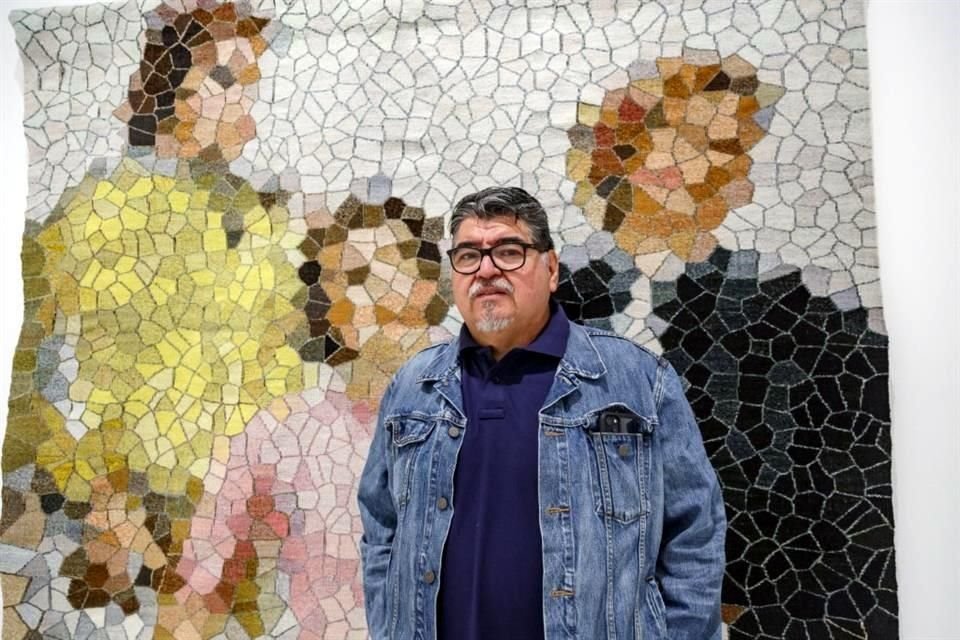 Rubén Méndez posa frente a una de las piezas expuestas en la planta alta del Museo de las Artes.
