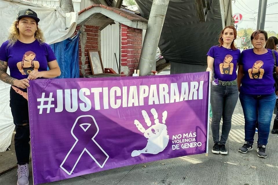 Familiares de  Ariadna Fernanda López acudieron a la caseta de Cuernavaca para destituir al personal de la Fiscalía de Morelos.