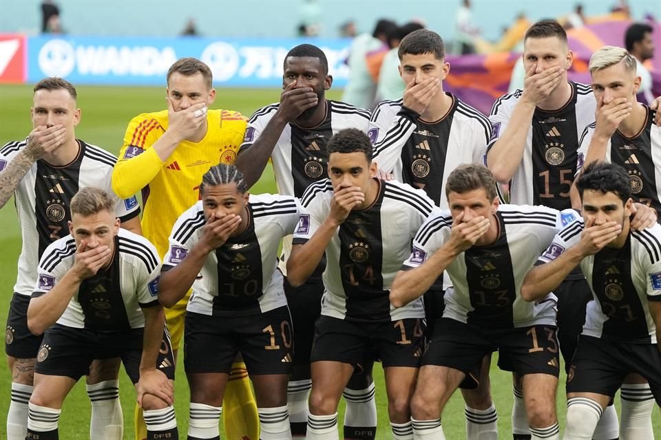 La Selección de Alemania durante la foto previa al partido ante Japón.