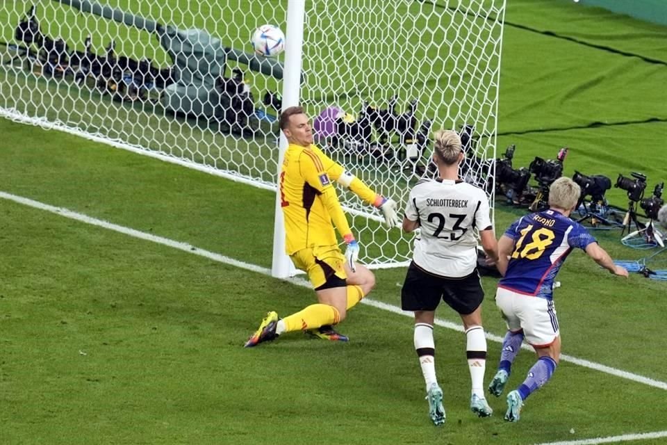 Takuma Asano pisó línea de fondo y así remató para el 2-1 definitivo al poste de Neuer.