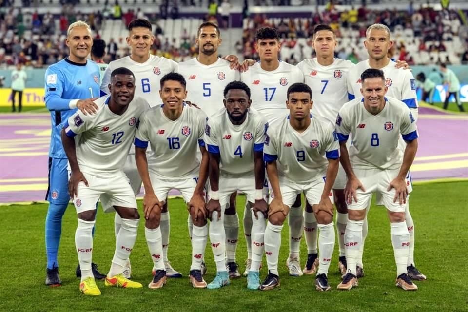 Unos muy sonrientes, otros guardando la compostura... Así se retrató el once inicial de Costa Rica.