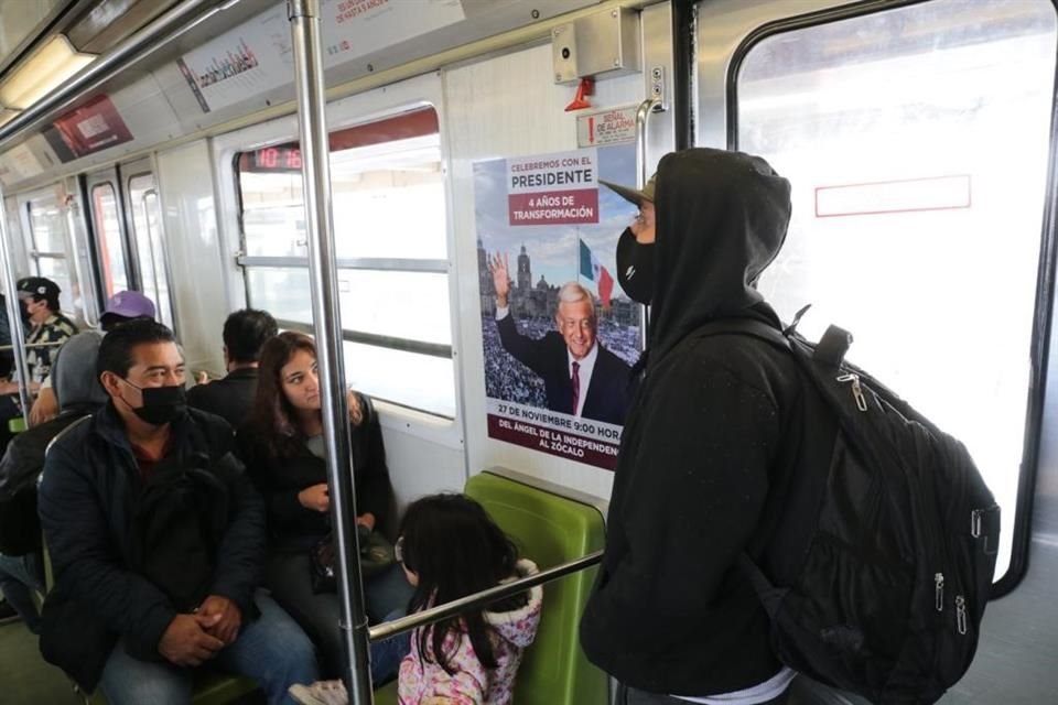 En los anuncios se observa el retrato de López Obrador, junto con el día y hora del evento.