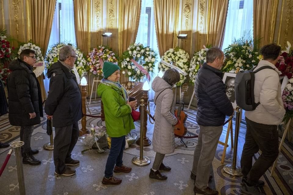 La gente tuvo que hacer fila para poder despedirse del fundador de la Nueva Trova.