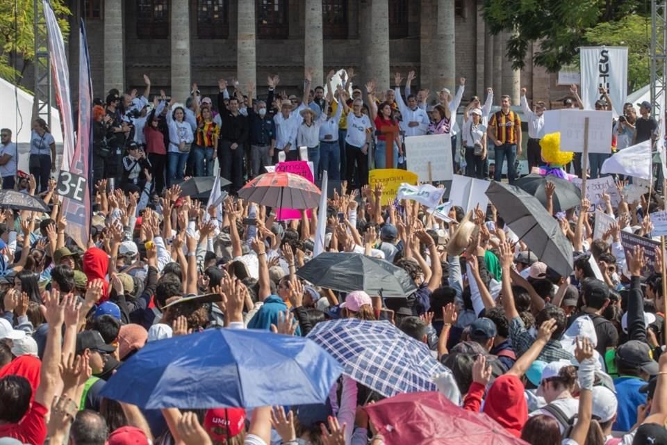 Estudiantes, personal académico y administrativo se congregaron en Plaza Liberación, después de marchar desde cinco puntos de salida.