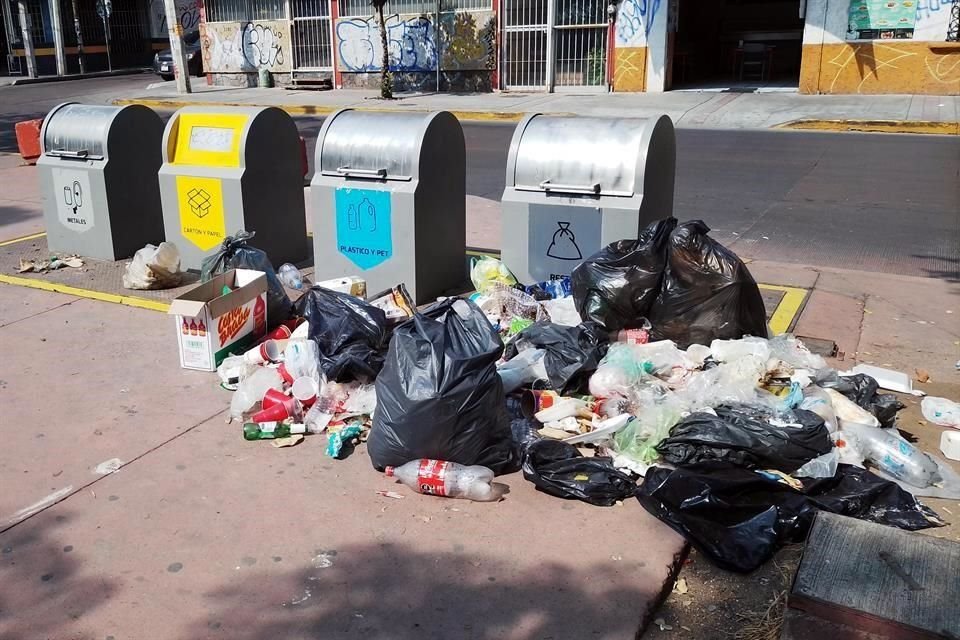 La esquina de Morelos y Marcos Castellanos luce abarrotada de desechos que son depositados justo afuera de los contenedores del Punto Limpio que hay en el lugar.