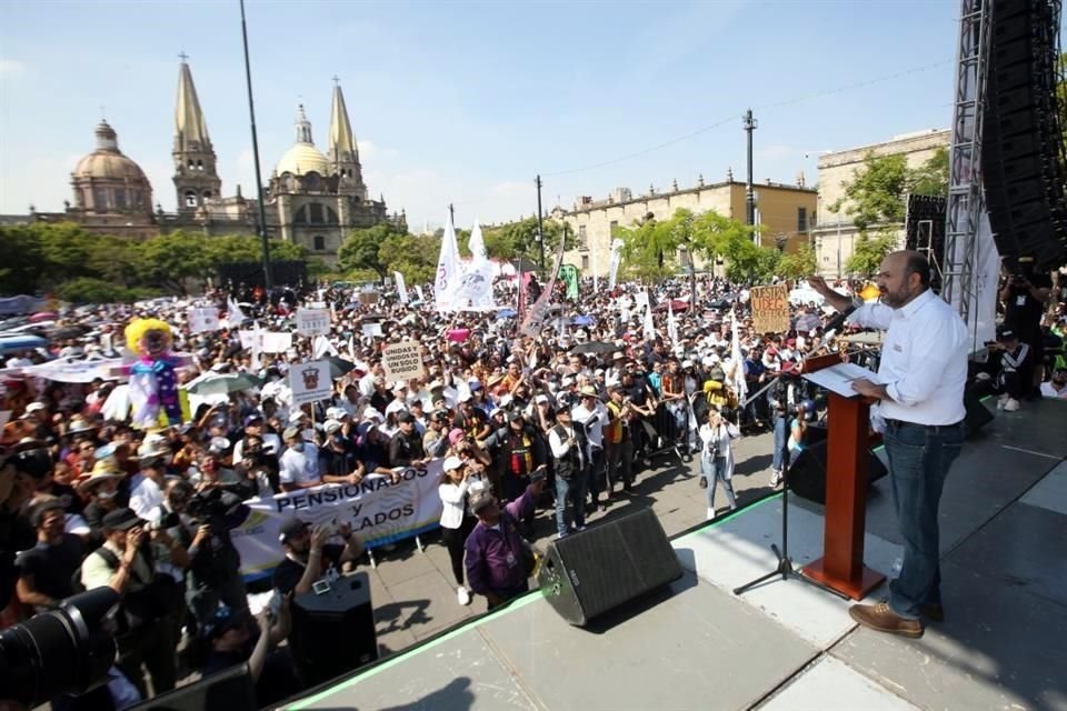 El Rector, Ricardo Villanueva, dio un discurso en la Plaza Liberación y pidió volver tendencia el hashtag #FueraAlfaro.