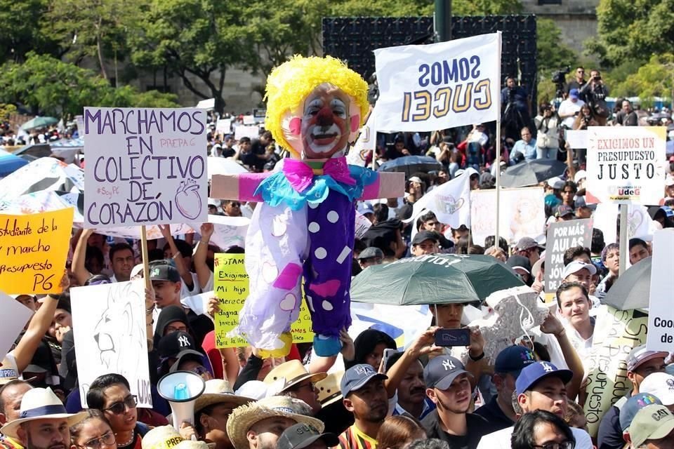 Manifestantes pasearon una piñata en Plaza Liberación, en referencia al Gobernador Enrique Alfaro.