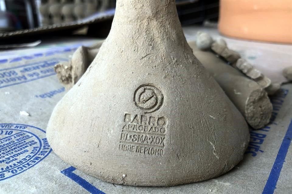 El Fondo Nacional para el Fomento de las Artesanías (Fonart) cuenta con el programa Barro Aprobado para reconocer la alfarería libre de plomo e identificarla con este distintivo.