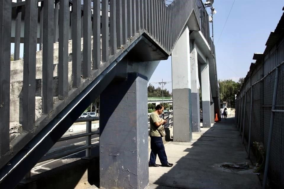 Un puente peatonal que va del Metro Velódromo al Palacio de los Deportes comenzó a ser demolido para su posterior reconstrucción.